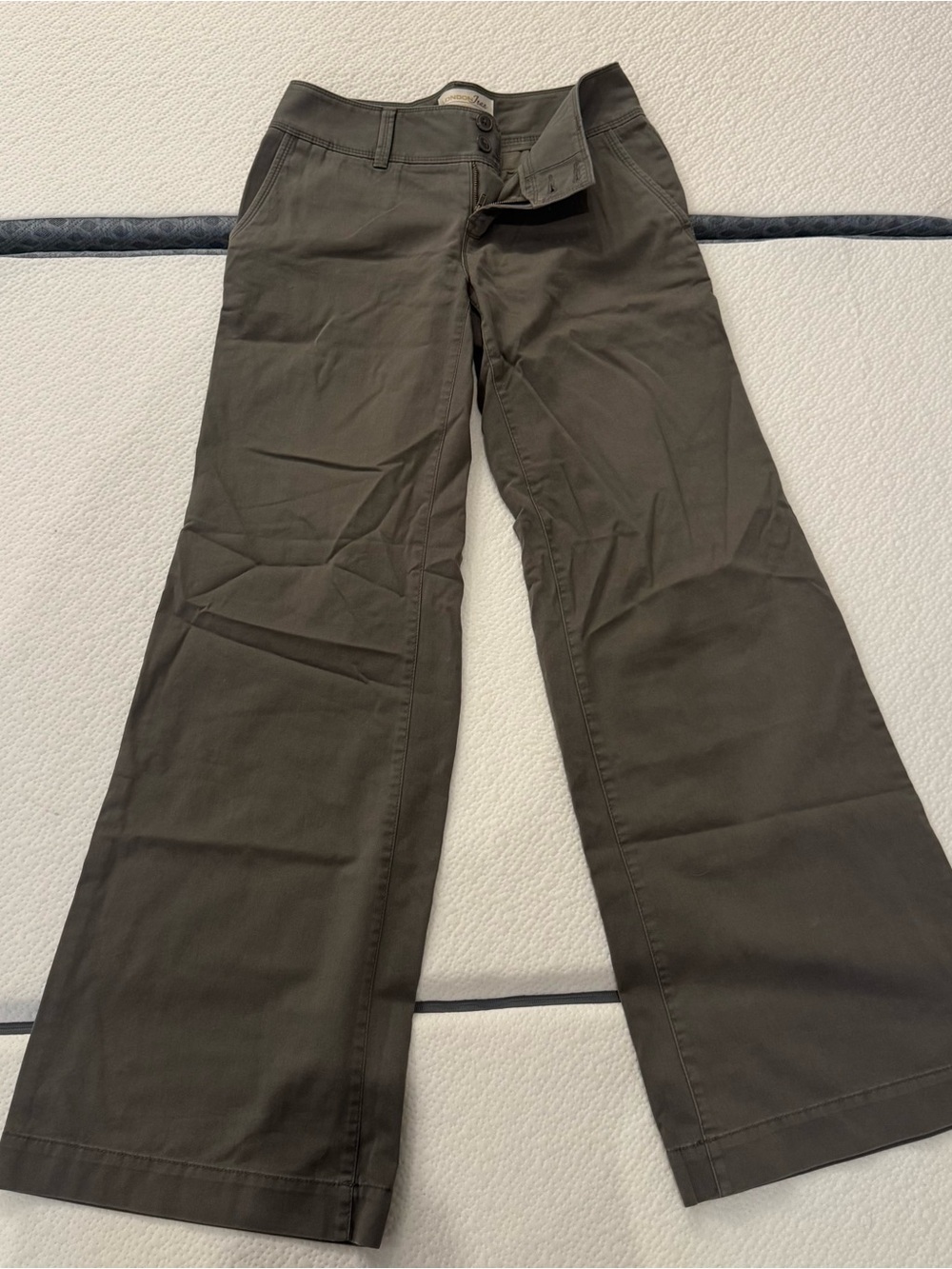 LONDONJEAN Wide-Leg Chinos in Olive